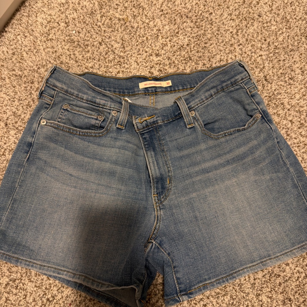 Levi’s Shorts. Size 32